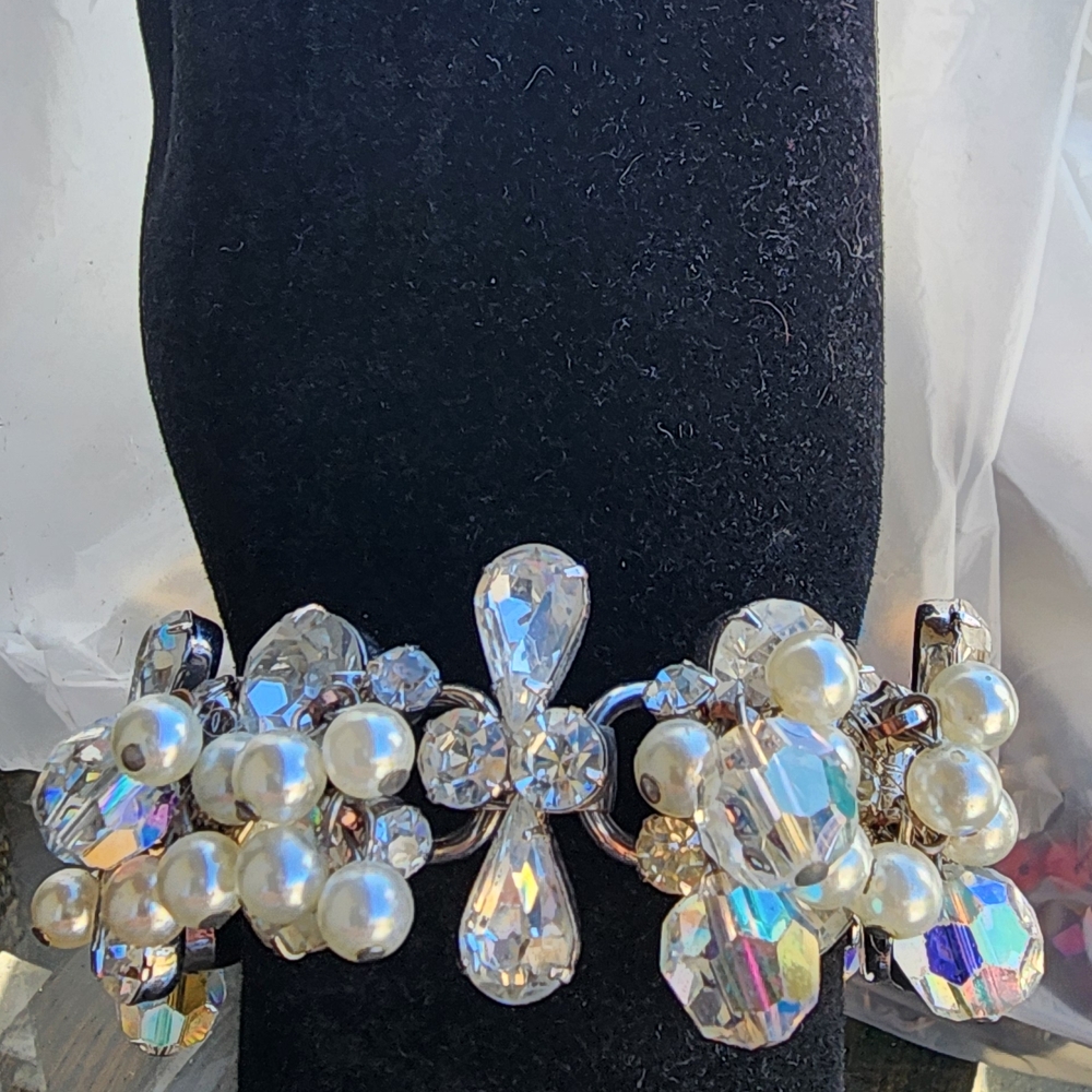 Elegant Pearl and Crystal Bracelet